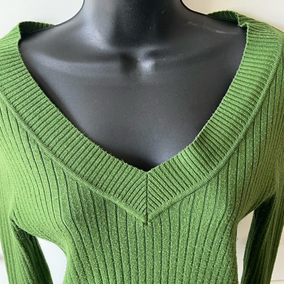 Chic Green Ribbed V-Neck Sweater - Picture 3 of 7